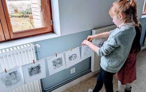 enfant affichant son dessin